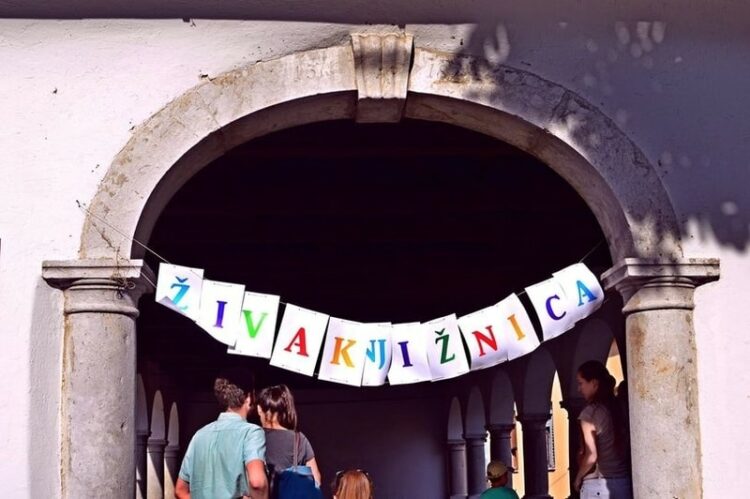 Pridruži se živoj knjižnici!