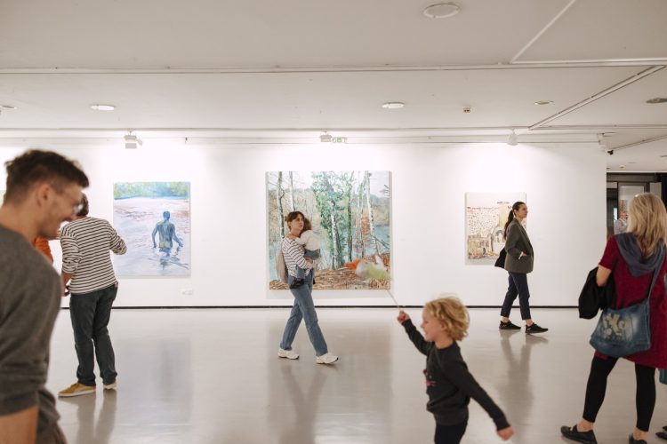 IZLOŽBA: “Gledanje između slika”