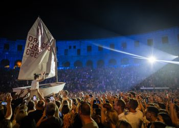 Jedrilica u ljudskom moru